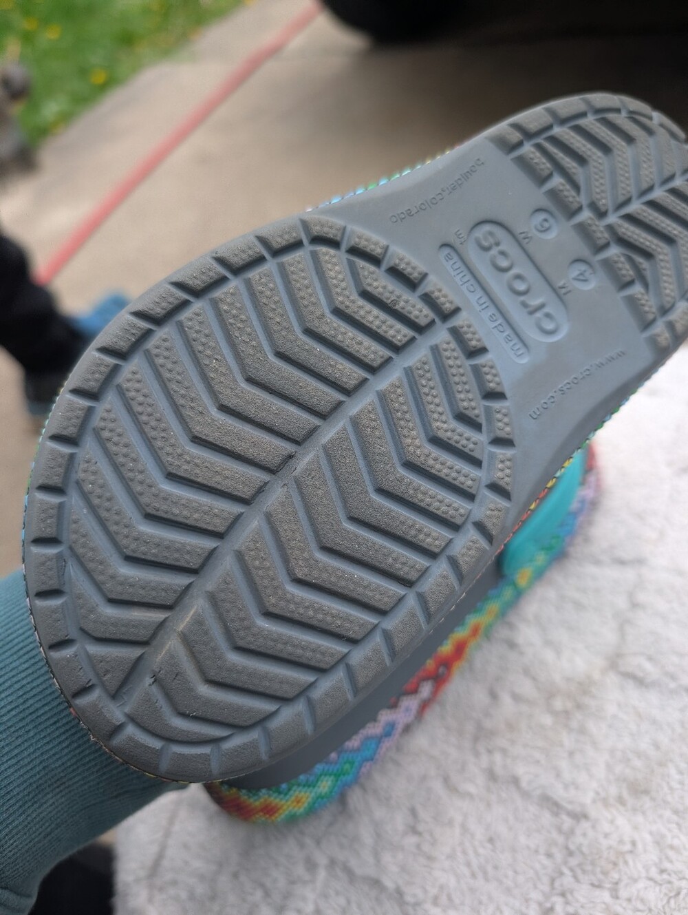Women's Crocs Grey Pattern Size 6 - Picture 4 of 4